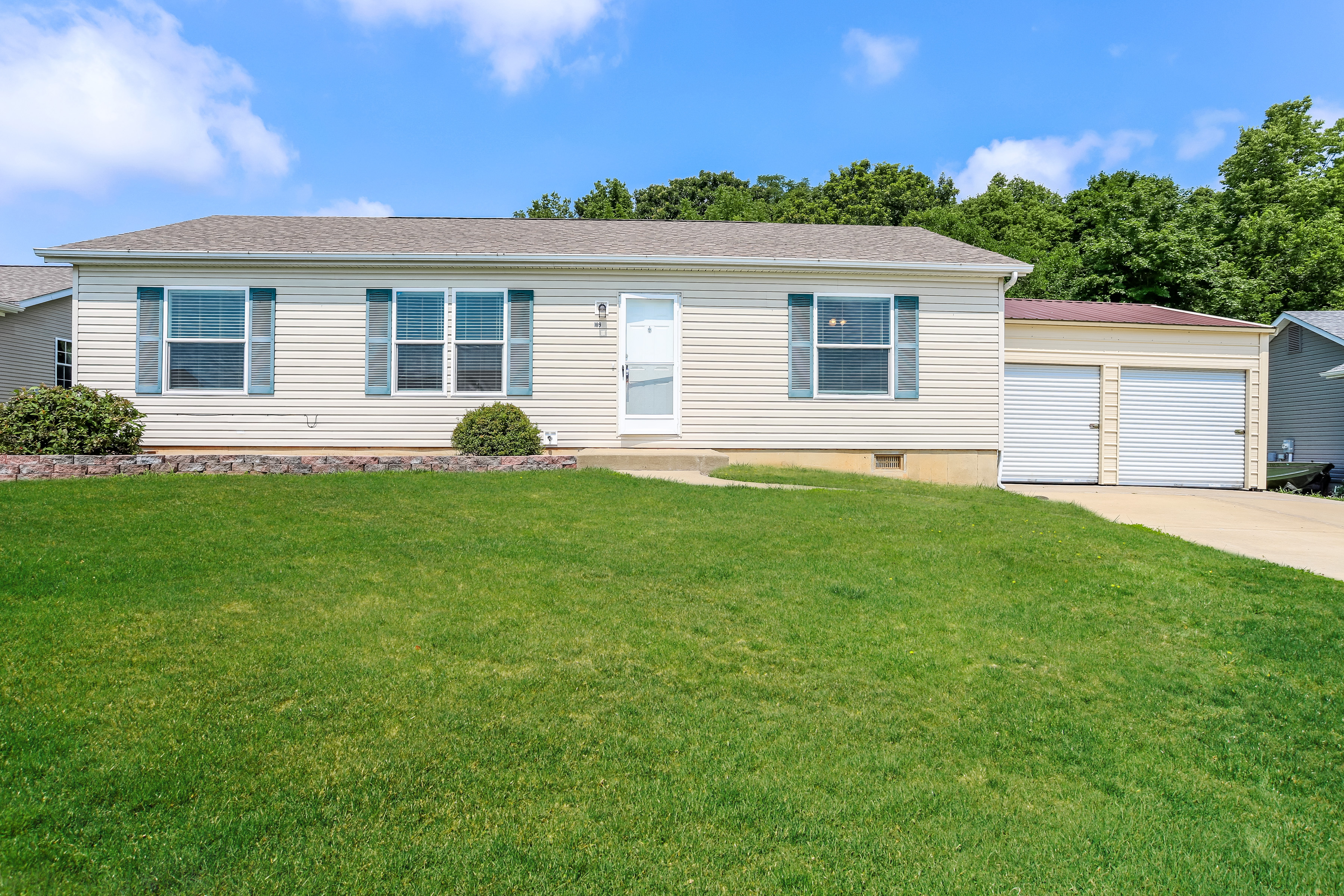 109 RIVERS EDGE DR MOSCOW MILLS, MO 63362